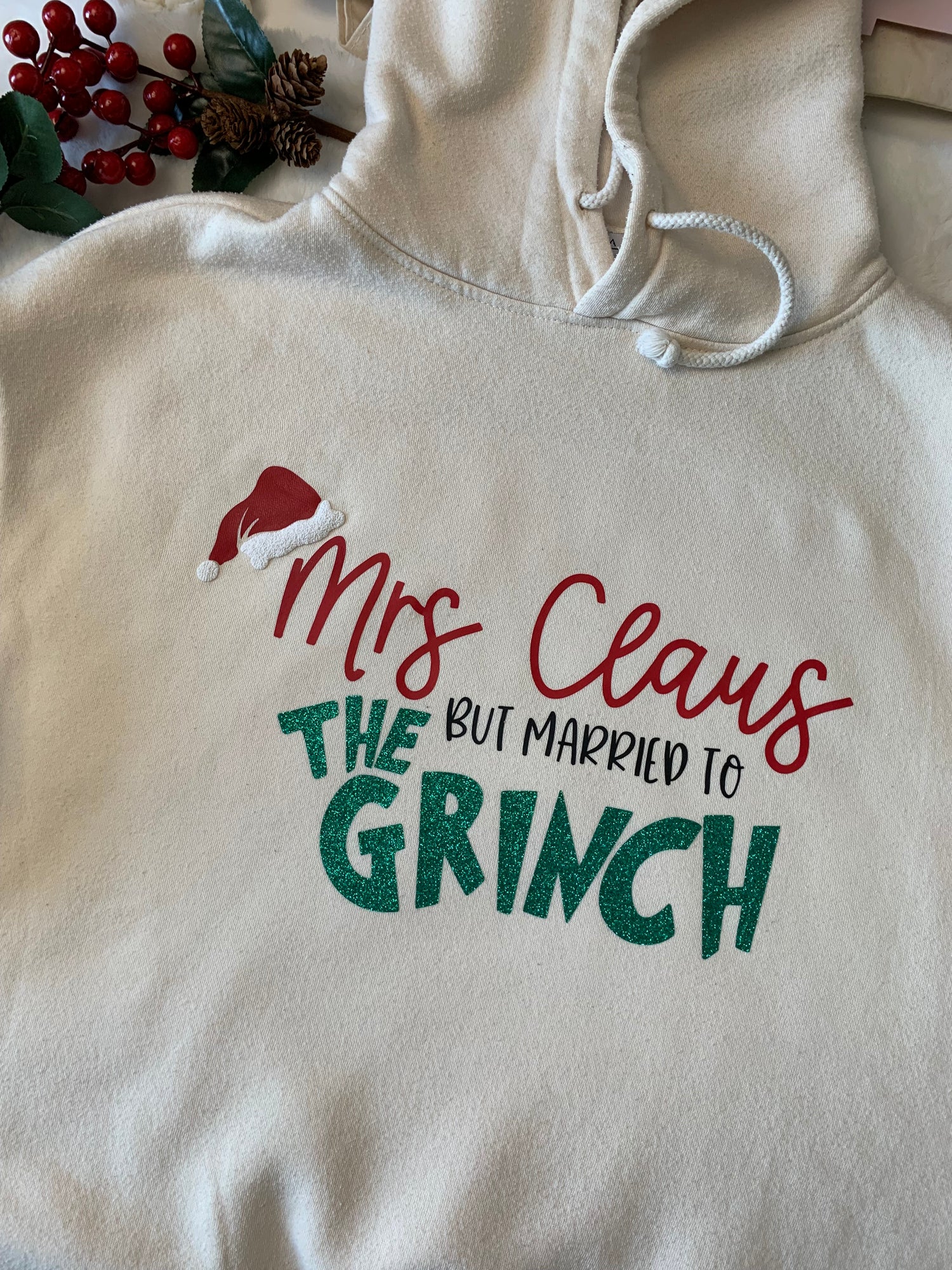 Felpa "Mrs claus but married to the Grinch"