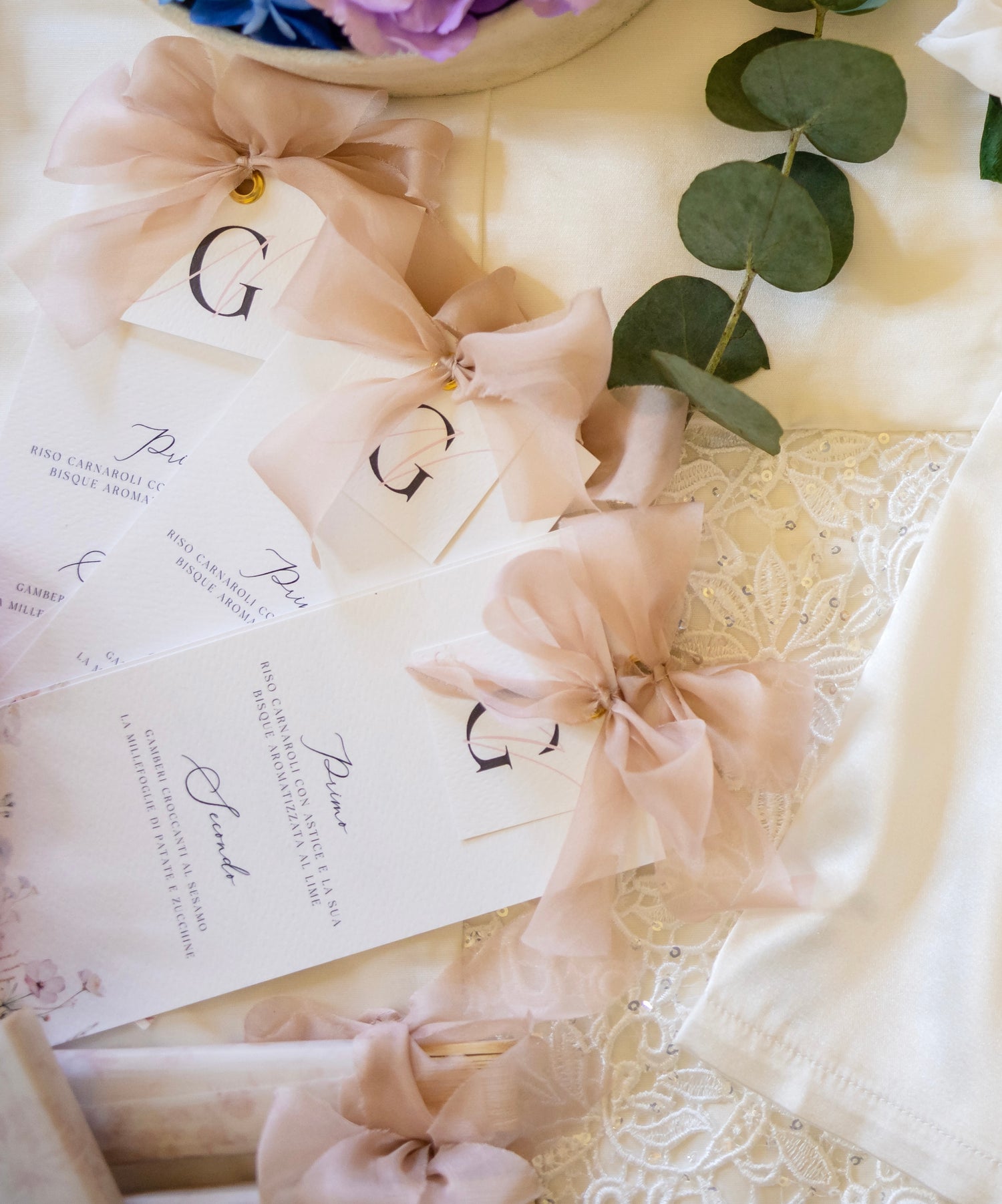 MENU' CON SEGNAPOSTO E FIOCCO